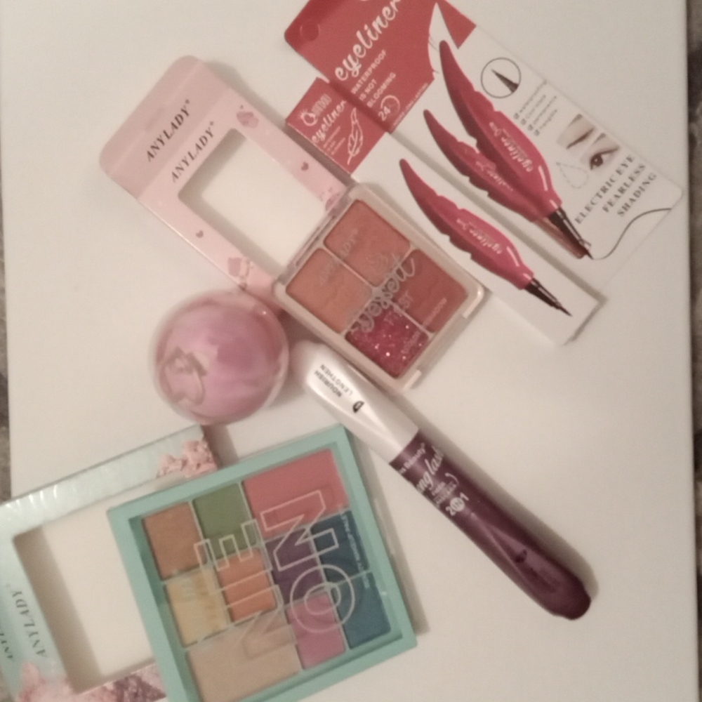 Really cute makeup bundle